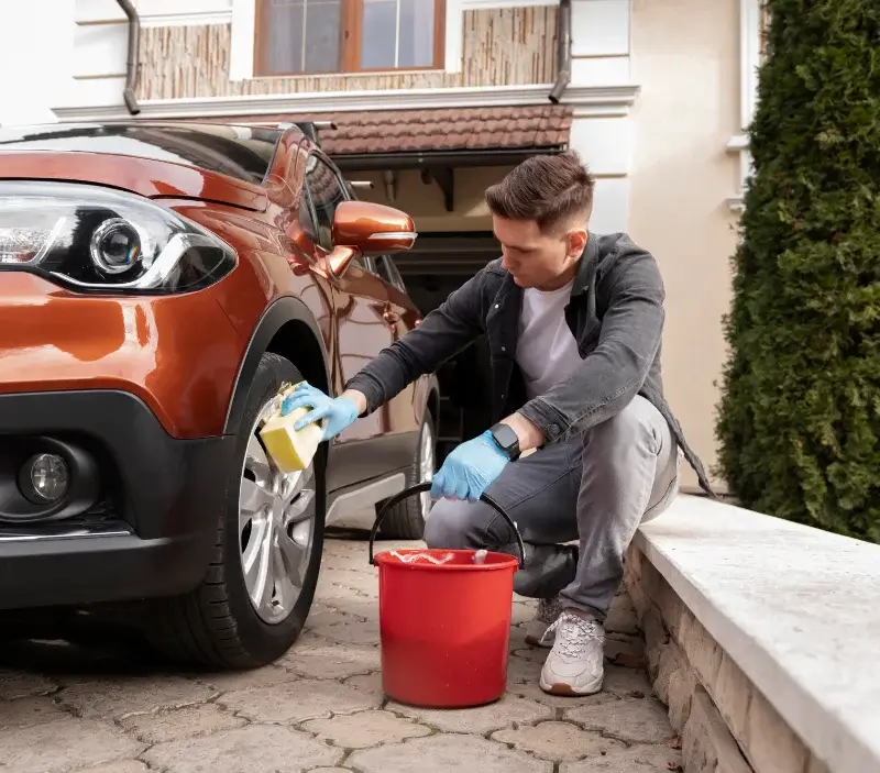 Lavage auto à domicile Escaro : professionnel intervenant sur un véhicule